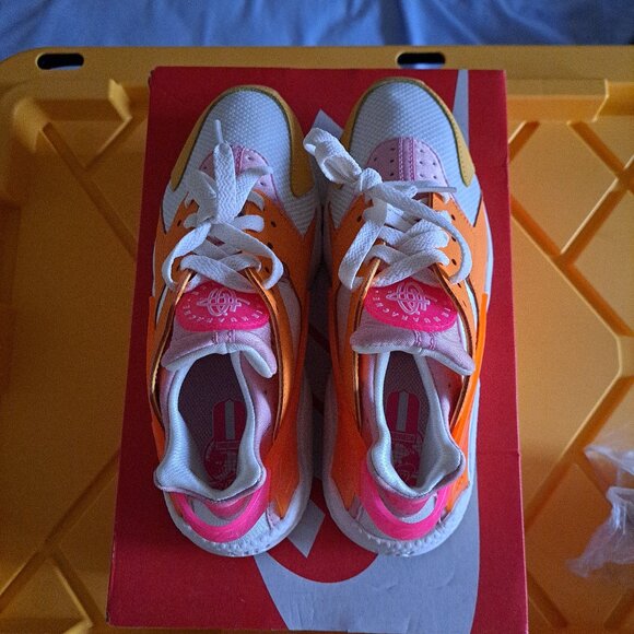 NEW IN BOX SZ 9: Women's Nike Air Huarache Summit Wht/Hyper Pink-Solar Flare - Picture 2 of 5